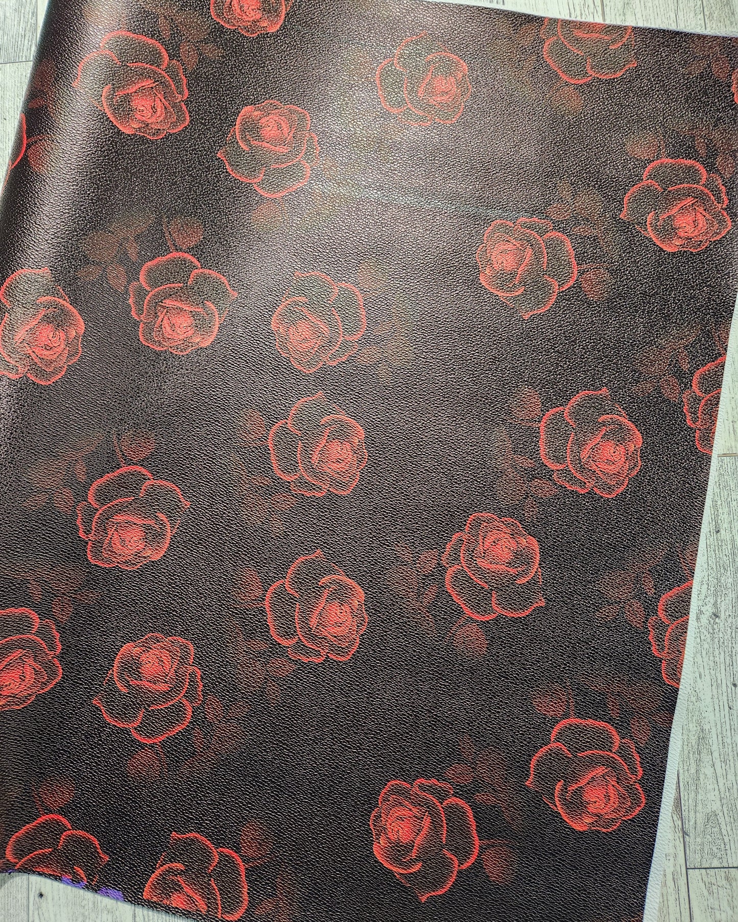 RETAIL Vinyl Pebbled Luminous Roses Red